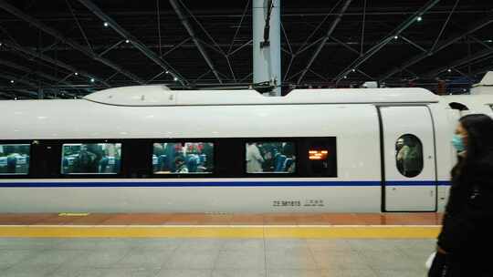站台上等候上车的乘客和动车高铁车厢门视频素材模板下载