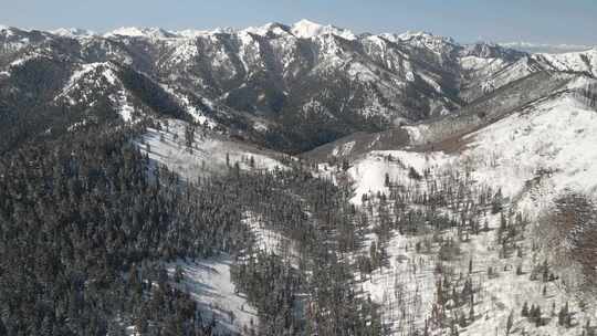 用4k无人机拍摄的数英里的史诗空中山景