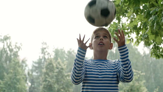 小男孩在户外玩足球