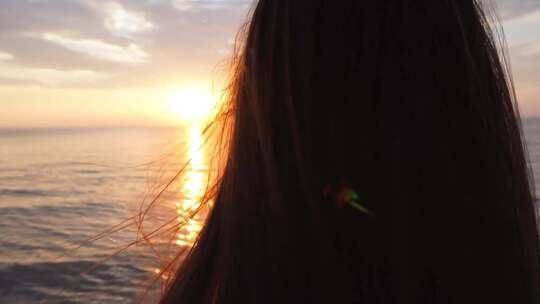 夕阳黄昏女孩背影面朝大海视频素材模板下载