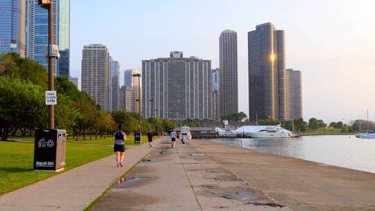 运动员跑过芝加哥公园