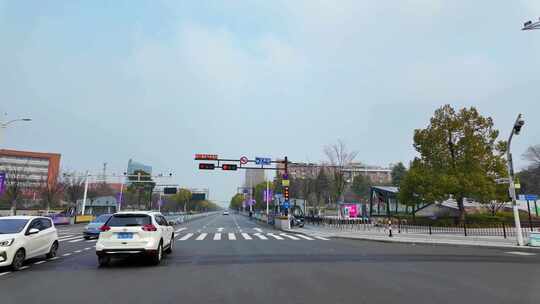 城市马路沿途风景开车第一视角公路道路视频素材模板下载