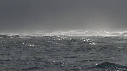 下雨海上风暴