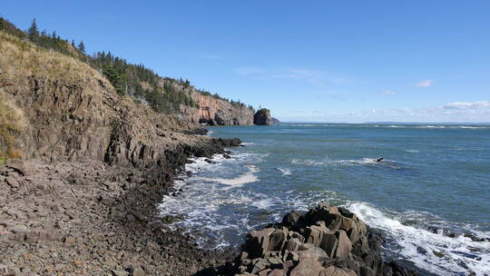海浪拍打着海岸岩石  