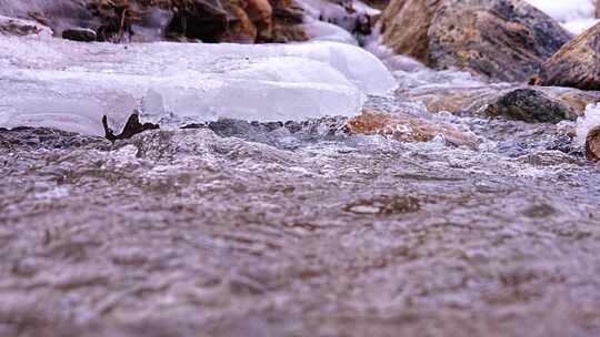 初春 冰雪融化 解冻 冰层 流水 融冰 河流