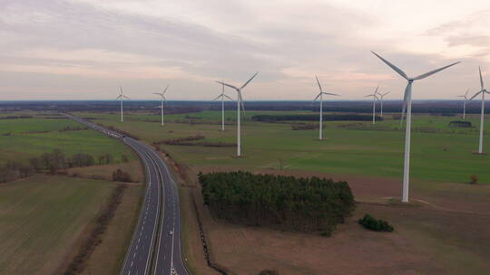 公路穿过农场中的风力涡轮机视频素材模板下载
