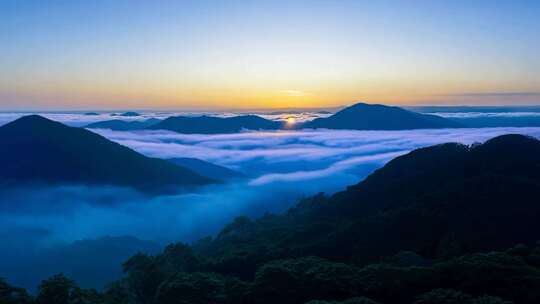 山间云海日出的壮观景象