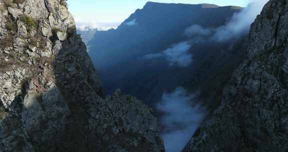 留尼汪岛，山谷，城镇，山脉