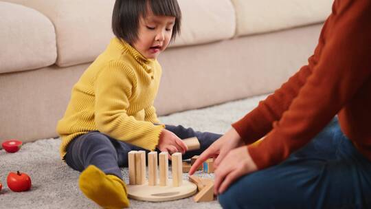 小女孩在家里玩游戏搭积木