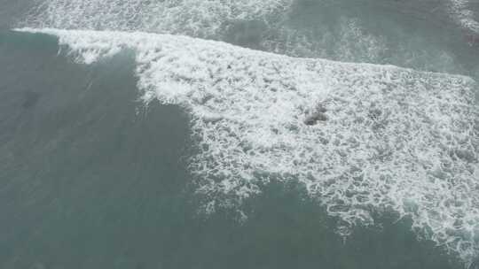 俯拍浪人海浪视频素材模板下载