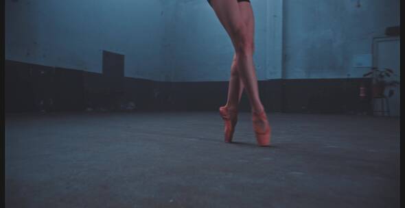 女孩练习芭蕾舞