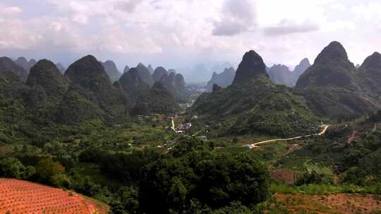 桂林山峰朝霞