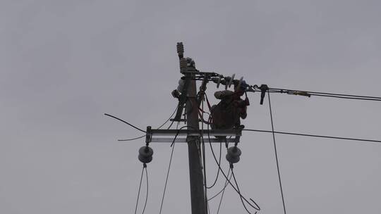 电工电线杆抢修电路修理工雨天安装电线电路视频素材模板下载