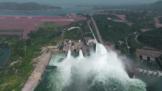 航拍黄河小浪底水利枢纽调水调沙