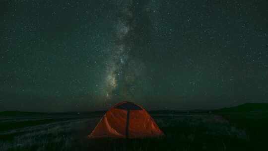 草原上帐篷外的璀璨星空夜景