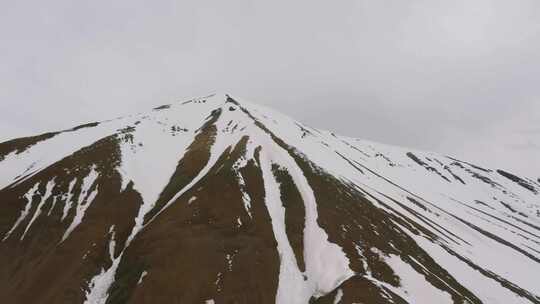 航拍青海阿尼玛卿雪山岩壁