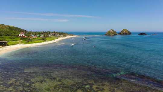 热带海滩和蓝色海洋的海景