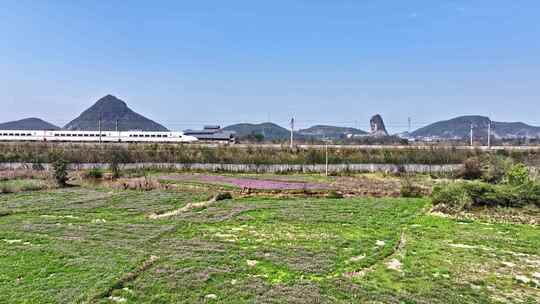 高铁列车穿行在田园山水间