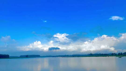湖上美丽的白云