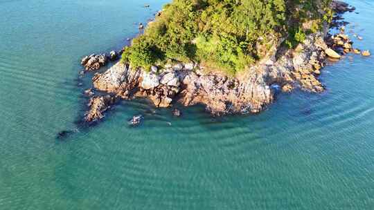 空中俯瞰岩石海岸边的碧绿海水