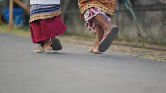 巴厘岛人们步行的追踪镜头