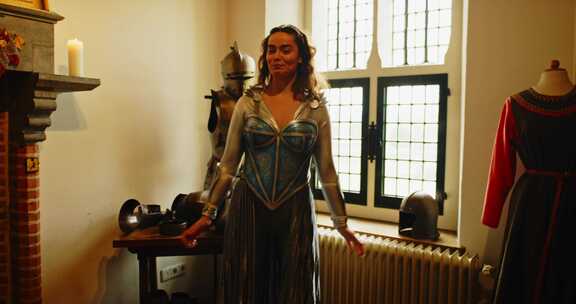 打扮成幻想战士公主的迷人女人在中世纪军械