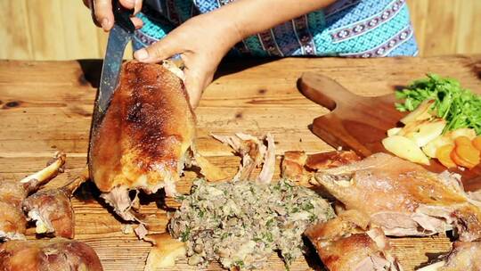 烤鹅肉在木桌上剁碎