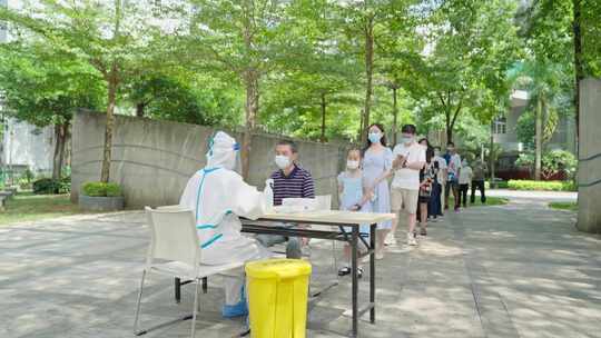 小区居民排队做核酸检测