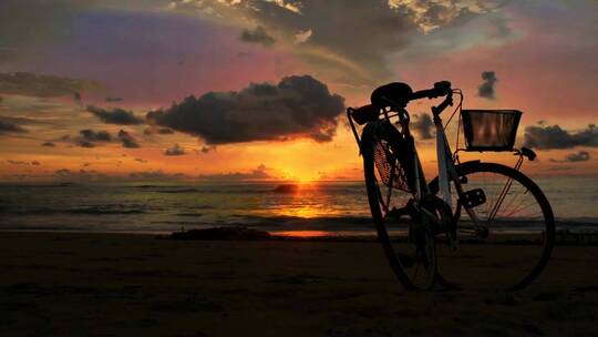 唯美日落 沙滩 自行车