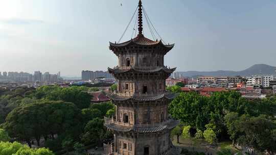 晴天下航拍福建泉州鲤城区西街开元寺双塔