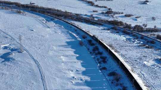 雪原铁路上行驶的货运列车