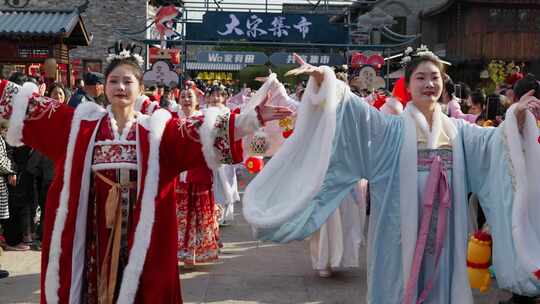 商业街热闹节日汉服小姐姐们跳舞2