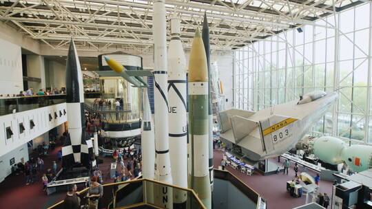 飞机博物馆里的火箭和飞机
