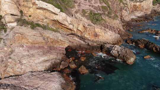 鹿嘴山庄无人机航拍海岸线海边礁石悬崖海浪