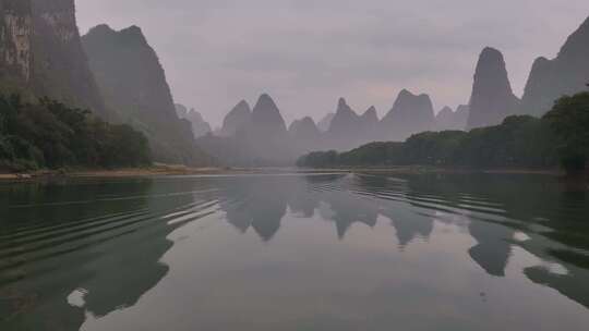 清晨的漓江风光桂林地标美丽山水