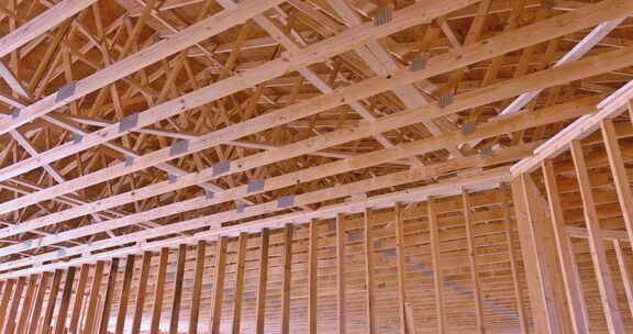 在建新房木桁架框架结构的梁