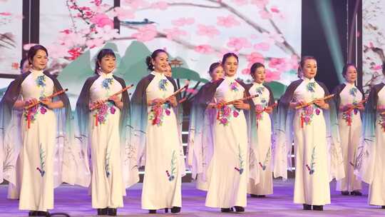 女性旗袍舞台表演