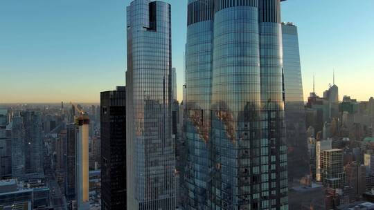 城市航拍阳光照射过摩天大楼之间高端地产