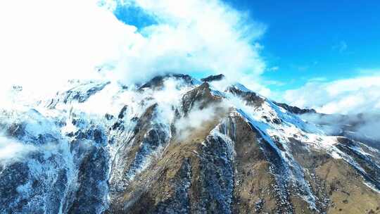 云雾缭绕的壮丽雪山景色