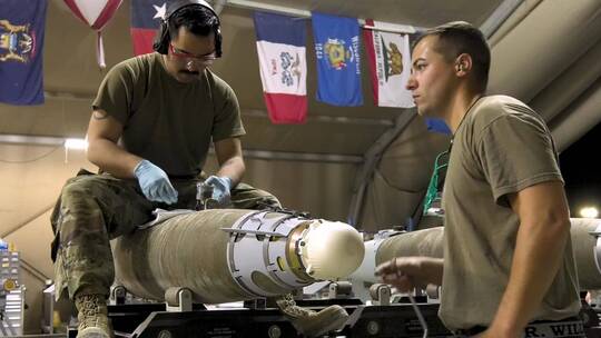 飞行员为轰炸任务组装武器和弹药视频素材模板下载