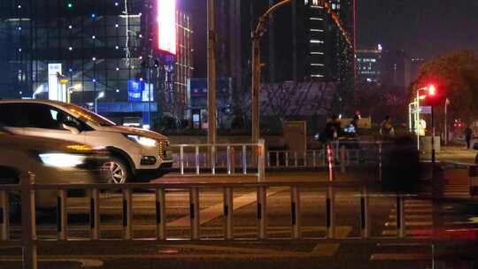 夜晚城市行人过马路汽车车辆车流人流夜景人