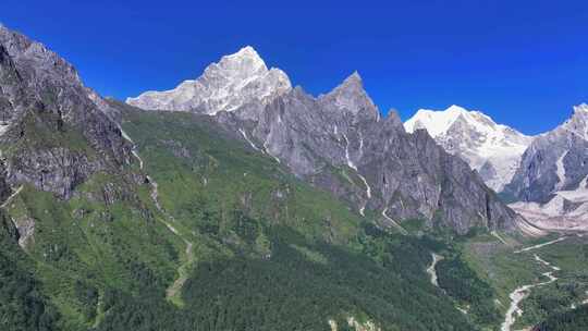 航拍贡嘎山区南门关沟爱德嘉峰雪山群峰风光