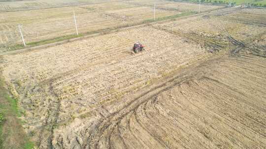 俯瞰农耕机前飞上摇见农田耕地种植基地