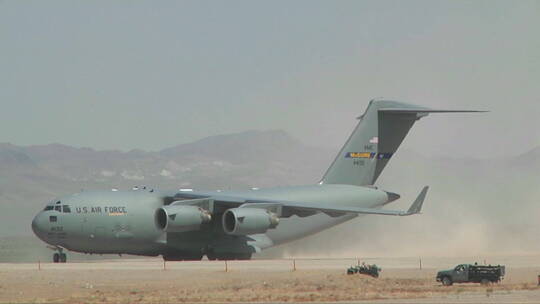 沙漠跑道上的C130货运飞机