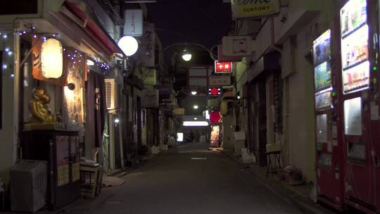 夜间狭窄的日本小巷