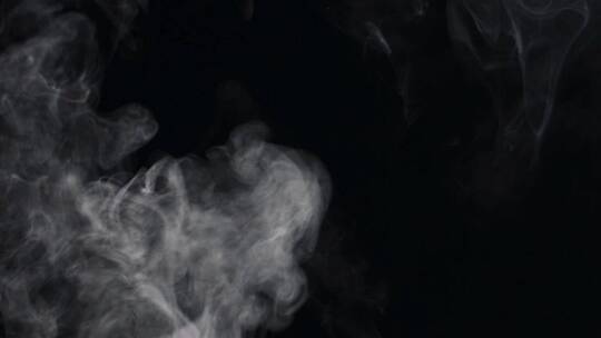 黑背景下各种形态的烟雾一组镜头