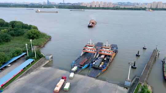 无人机航拍跨越镇江扬州长江运输的轮渡视频素材模板下载