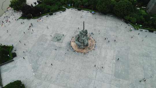 湖南岳阳巴陵广场辛巴斩蛇雕像航拍