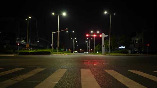 路灯 深夜的路灯 马路上的路灯 亮着路灯 夜