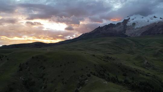 航拍格聂神山草原落日夕阳晚霞